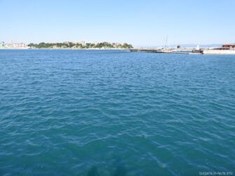 Воды Черного моря у моского вокзала в Несебре