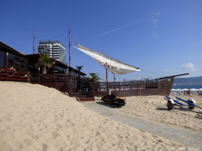 Ресторан-корабль на пляже Солнечного берега