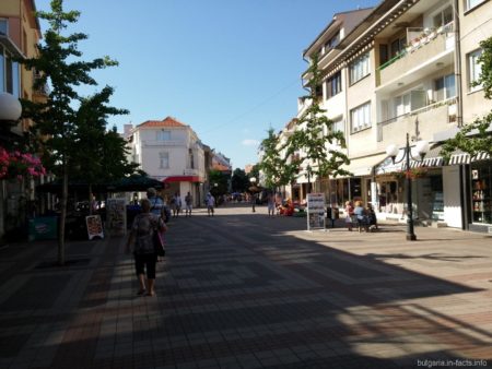 Полностью пешеходная центральная улица города Поморье