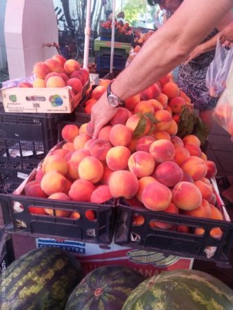 Персики на рынке Помория