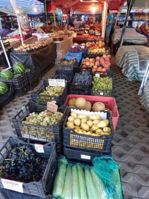 Фрукты на рынке в Поморье