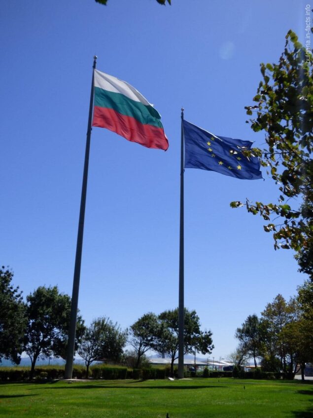 Огромные флаги в парке Бургаса