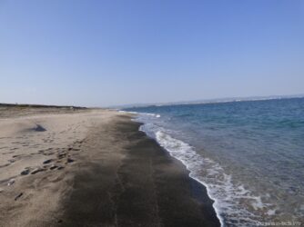 Безлюдный и чистый пляж на Поморийской косе