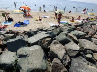 На пляж надо перебраться через камни