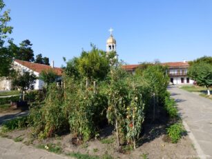 Небольшой огород на территории монастыря Святого Георгия