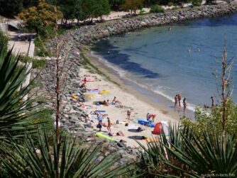 Пляж за камнями - один из самых укромных в Несебре