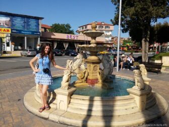 Симпатичный фонтан в Равде, Болгария