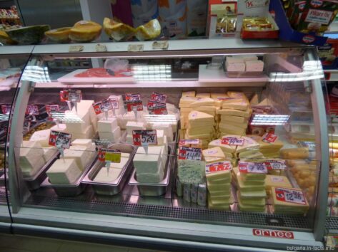 Сыр в холодильнике супермаркета в Несебре