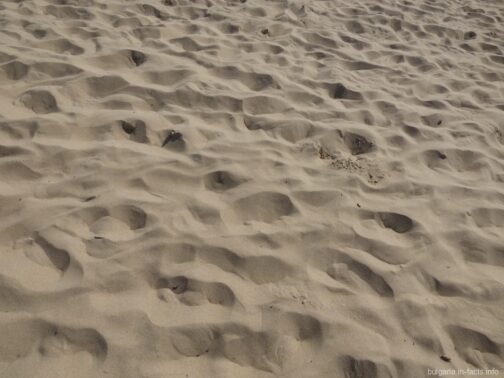 Чистый песок на пляжах Солнечного берега