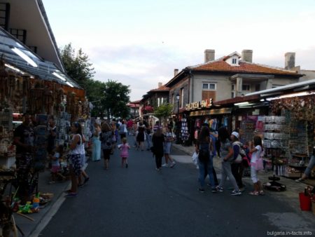 Сувенирный ряд с старом Несебре