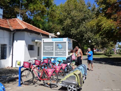 Прокат велосипедов со специальными сидениями для детей в Приморском парке Бургаса