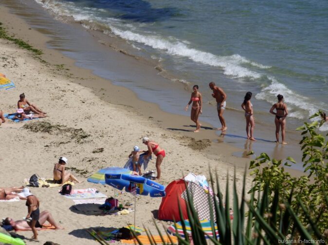 Туристы на пляже Несебра в Болгарии