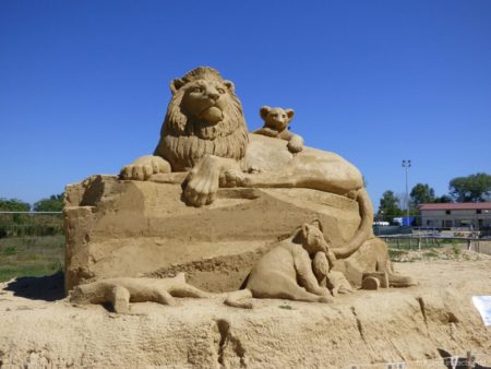 Царь зверей и его потомство на Фестивале песчаных фигур в Бургасе