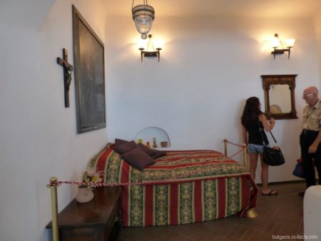 Королевкая кровать во дворце в Балчике