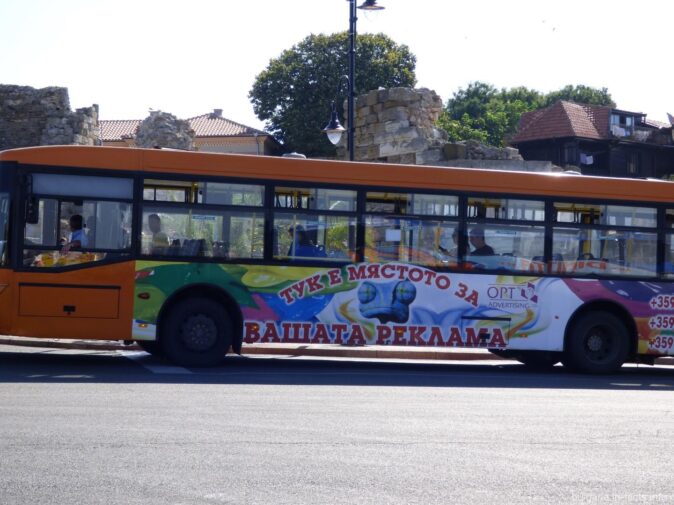 Автобус возле старого Несебра
