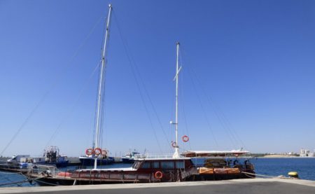 Экскурсионная яхта в порту Несебра