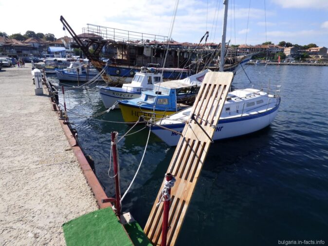 Небольшие лодки рыбаков возле полуострова Несебр