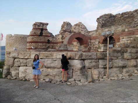 Руины на входе в Старый Несебр