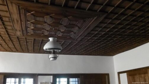 Деревянный потолок в комнате для мужчин